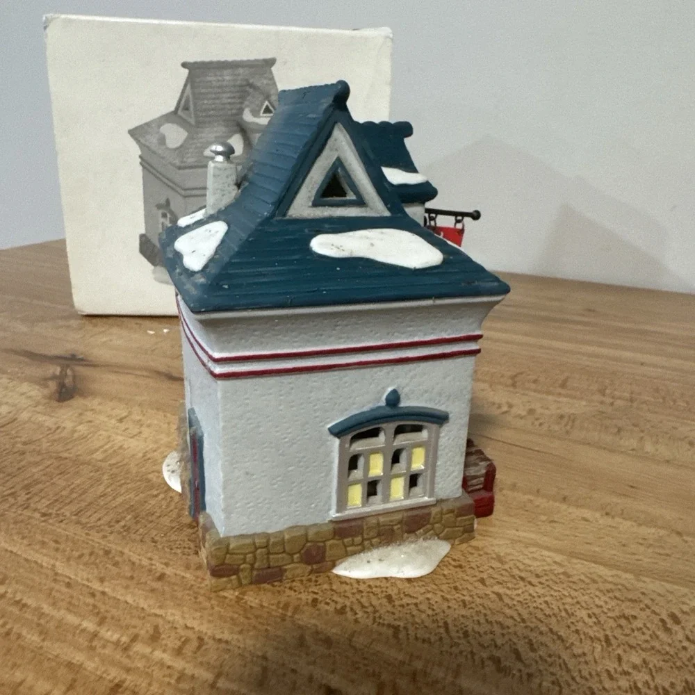 Department 56 Beard Barber Shop North Pole Christmas Village Series 5634-0*Read*